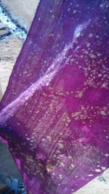 Essai de batik sur soie, à Talate, Madagascar